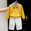 Estilo Coreano Meninos 2026 Outono Nova Chegada Suéter de Malha Amarelo com Letra Camisa Polo Xadrez Infantil Calça Branca de Corte Reto
