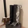 No entanto, as novas e elegantes botas de cano alto apresentam um salto alto, bico redondo inspirado na Chanel, salto grosso e um estiloso design color-block.