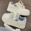 Zapatillas blancas de suela gruesa estilo coreano para mujer, nuevo modelo de verano 2026, zapatillas casuales de alta apariencia, mocasines versátiles para estudiantes