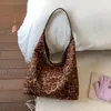 Bolsa de ombro de camurça com estampa de leopardo transfronteiriça, design retrô e único, bolsa tote de grande capacidade, bolsa de ombro para o dia a dia