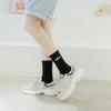 Calcetines mujer Negro y Blanco letras clásicas bordadas calcetines de caña alta hombres y mujeres calcetines para parejas primavera y otoño calcetines altos al por mayor