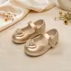 Sapatos baixos duráveis para meninas para desfiles, apresentações de palco e festas, com cabedal perolado e apliques em formato de coração, sapatos de princesa, estilo delicado