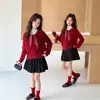 Conjunto de cárdigan de punto con lazo de lunares rojos para niña Otoño Invierno Nuevo Estilo Coreano Estilo Académico Suéter Falda plisada Dos Piezas