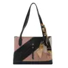 Bolsa Tote Patchwork Color Block Retrô para Mulheres Versátil Grande Capacidade Bolsa de Ombro Único Sob o Braço Decoração com Lenço de Seda Bolsa de Trabalho para Mulheres Fonte