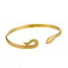 Pulseira Aberta Casual Nova de Aço Inoxidável para Mulheres Ins Elegante Versátil Padrão Martelado Pulseira Assimétrica Pulseira em Forma de Cobra