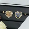 Broche Chanel de Resina con Perlas Azules en Forma de Corazón y Doble C para Mujer, Estilo Nuevo 2025, Pendientes Elegantes de Alta Calidad en Forma de Corazón