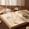 Nuevo collar sencillo y elegante de acero inoxidable en blanco y negro con forma de corazón para mujer, cadena elegante para la clavícula de acero de titanio