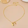 Nuevo y Elegante Collar con Colgante de Cubo Cuadrado Dorado y Cruz, y Exquisito Conjunto de Pendientes de Perla por Delante y por Detrás