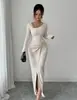 Comercio Exterior Transfronterizo Ropa Europea y Americana para Mujer Moda Otoño e Invierno 2026 Vestido de Punto Ajustado al Cuerpo con Abertura, Cuello Cuadrado, Manga Larga