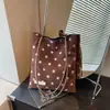 Bolsa de ombro feminina da moda estilo coreano, nova coleção 2026, design de poá, grande capacidade, moderna, simples, leve e retrô