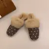 Chinelos de Algodão Fofos com Bolinhas Retro para Mulheres 2026 Novo Estilo Outono/Inverno Meio Chinelos Quentes para Exterior Mocas Sem Costas
