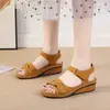 Sandalias de comercio exterior para mujer 2026 otoño nuevo modelo estilo europeo y americano con plataforma de suela gruesa y tira de tobillo para madres