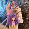 Llavero Colgante de Chica con Cabello Rizado Moderno Dibujo Animado Muñeca Puff de Leche Encanto para Bolso de Mujer Llavero Regalo Pequeño