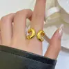 Anillo Abierto Dorado Brillante Exagerado Estilo Europeo y Americano para Mujer, Temperamento de Nicho, Anillo de Moda Único con un Toque Fresco y de Alta Gama