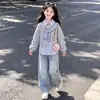 Moda Casual para Niñas Personalidad de Dibujos Animados Sudadera con Capucha Falsa de Dos Piezas Solapa Niños Medianos y Grandes Versátil Conjunto de Jeans con Estrellas Moderno
