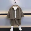 Conjunto de Roupas de Outono para Meninos 2026 Novo Estilo Meninos Pequenos Tendência Legal Jaqueta de Veludo Cotelê Conjunto Casual de Duas Peças para Meninos Roupas Infantis Tendência