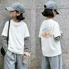 Blusa Top Camiseta Manga Longa Algodão Puro Estilosa para Meninas 2026 Nova Coleção Primavera/Outono Moda Infantil Tamanho Médio a Grande Patchwork Listrado Falsa Peça Dupla