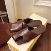Pantuflas cerradas para mujer 2026 verano nuevo estilo sandalias planas slip-on transfronterizas talla grande simples pantuflas para exteriores