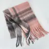 Bufanda a cuadros degradados bestseller transfronteriza para mujer, calentador de cuello engrosado para otoño e invierno, chal grande, doble uso, disponible directamente de fábrica, pedidos personalizados disponibles