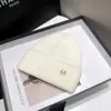 Chapéus Estilo Coreano para Mulheres no Outono e Inverno, Novos Chapéus de Tricô Soltos Versáteis, Chapéus Quentes para Clima Frio, Chapéus de Tricô com Proteção para as Orelhas Que Fazem o Rosto Parecer Menor