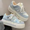 Tênis Brancos de Solado Grosso para Mulheres, Novo Estilo Primavera 2026, Sapatos Casuais Versáteis para Estudantes, Mocassins que Aumentam a Altura para Mulheres Baixas
