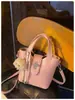 Bolsa Única com Textura Pequena Tote Bag para Mulheres 2026 Nova Bolsa Simples de Balde Versátil para Ombro Crossbody Moda