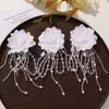 Accesorios florales: Horquilla DIY con borla color crema, cuentas, malla, flores de margarita, zapatos y calcetines.