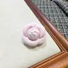 Nuevo Modelo de Broche de Flor de Camelia Mini Exquisito Suqi para Mujer, Pin de Solapa de Alta Gama Estilo Francés, Broche Pequeño al por Mayor
