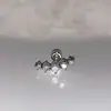 Uña para hueso de la oreja curva de circón ultrabrillante acero de titanio hebilla de tornillo de fondo plano pendientes pendientes personalidad pendientes Joker al por mayor mujer