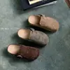Chinelos de couro femininos com sola grossa e biqueira fechada, novo estilo coreano retrô 2025, sapatos preguiçosos de calçar, estilo Birkenstock, para o outono