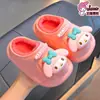 Pantuflas de algodón de invierno para niños Sanrio, unisex, cálidas, forradas de felpa, impermeables, adecuadas para padres e hijos, para bebés y niños pequeños, con diseño de talón cerrado