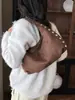 Estilo coreano de nicho transfronterizo con remaches, estilo motocicleta, bolsa tipo dumpling para mujer, 2026, nueva, gran capacidad, para el trabajo, de un solo hombro, bajo el brazo