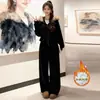 Un Conjunto Completo de Atuendos de Invierno Estilo Coreano para Reducir la Edad, Holgados, Casuales, Deportivos, Incluyendo un Conjunto de Dos Piezas de Sudadera Gruesa Forrada de Polar con Cuello de Piel y Pantalones de Pierna Ancha
