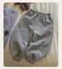 Calça Longa Infantil 2026 Outono Novo Estilo Meninos e Meninas Cor Sólida Casual Simples Calça de Moletom Versátil Calça Jogger