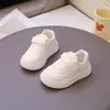 Tênis Cartoon para Meninos e Meninas Primavera e Outono de 2026 Sapatos Brancos da Moda Infantil Atacado Tendência Estilo Coreano