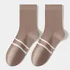 Calcetines clásicos a rayas de media pantorrilla para mujer para otoño e invierno, alto contenido de algodón, calcetines largos de algodón para mujer, Industria de Calcetines Zhujie