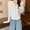 Camiseta blanca de manga larga con capucha para mujer para otoño e invierno, nuevo diseño versátil de nicho 2026, top de capa base