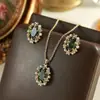 Reino Secreto Floreciente Estilo Bosque Retro Flor de Gema Verde Oliva Collar Pendiente Set de Lujo Ligero de Alta Gama para Mujer