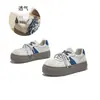 Zapatillas blancas con puntera de cuero de capibara 2026 otoño nuevo de suela gruesa deportivas casual versátiles