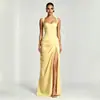 Vestido cruzado de alta gama INS europeo y americano con escote cuadrado, tirantes anchos, corte ajustado, abertura lateral fruncida, adecuado para reuniones anuales y banquetes nocturnos