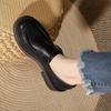 Sapatos de Couro Vintage Outono e Inverno Novo Estilo Britânico Sapatos Marrons de Salto Grosso Fivela Lateral Confortáveis Versáteis Mocassins Femininos