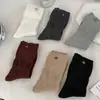Calcetines estilo miu para mujer otoño invierno calcetines de media pantorrilla color liso calcetines holgados calcetines versátiles simples con botón algodón puro calcetines largos estilo básico