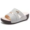 Sandalias de verano para mujer estilo 2026, nuevo modelo de cuero genuino suave, suela gruesa, suela suave que aumenta la altura, sandalias tipo pala con puntera abierta.