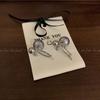 Pendientes Xiaohongshu con perlas de imitación, diseño de nicho con lazo, estilo similar, de alta calidad, versátiles y sencillos.