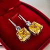 Huajie Aretes de lujo europeos y americanos de diamantes amarillos flor de hielo, moda temperamento Joker, micro incrustados con circonitas, gancho para la oreja explosión