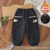 Pantalones de cuadros gruesos forrados de forro polar para niños, estilo nuevo de otoño e invierno, pantalones cálidos de algodón para niños, pantalones tipo harén con puños para bebé, pantalones largos de exterior