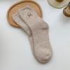 Meias Grossas de Fleece de Coral Femininas Meias de Comprimento Médio Bordadas com Urso Meias Grossas de Inverno Fofas Quentes para Casa Meias de Dormir