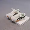 Zapatos para Niña Zapatos Deportivos 2026 Nuevo Otoño Niñas Zapatos de Entrenamiento Alemanes Niños Medianos y Grandes Zapatos de Patinaje Zapatos Rojos Forrest Gump