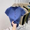 Camiseta feminina de malha de seda gelada de alta qualidade com gola semiaberta, manga curta, justa, chique, para primavera e verão 2025
