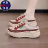 Sandalias de mujer cerradas sin cordones 2026 primavera/verano, que aumentan la altura, para personas menudas, de suela gruesa, sin cordones, sin talón, zapatos blancos, cómodos